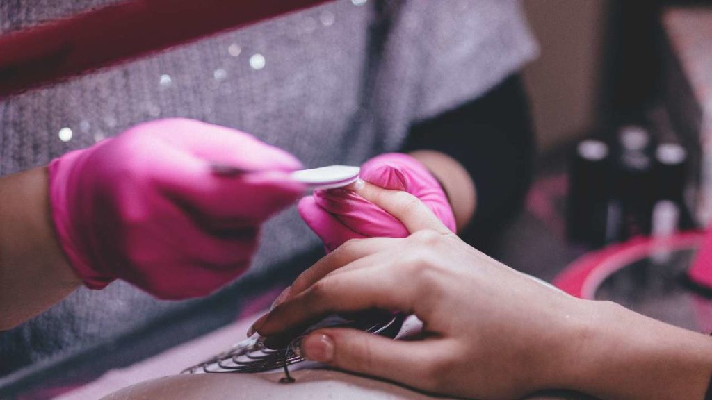 5 motivos para manicures usarem luvas e qual a melhor